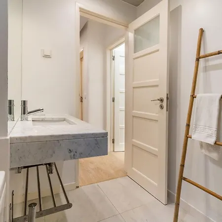 Altido Graca 1bedroom With Green Terrace & Bbq Apartament
